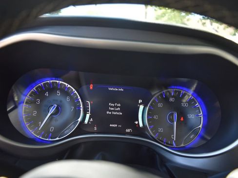Used 2024 Chrysler Pacifica Touring-L FWD image 16