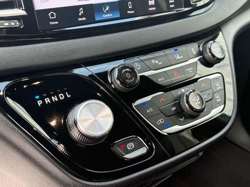 Used 2026 Chrysler Pacifica Select image 12