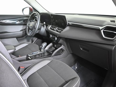 Used 2025 Chevrolet TrailBlazer LT w/ LT Cold Weather Package image 14