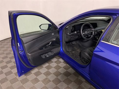 Used 2024 Hyundai Elantra Limited image 18