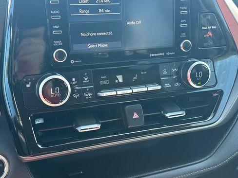 Used 2020 Toyota Highlander XLE image 25