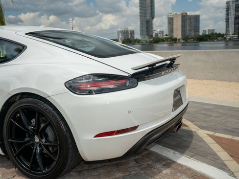 Used 2018 Porsche 718 Cayman RWD image 9