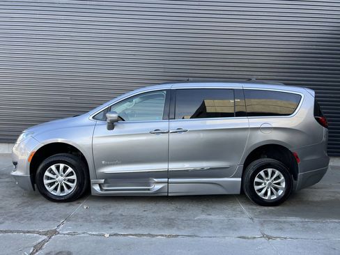 Used 2017 Chrysler Pacifica Touring-L image 10