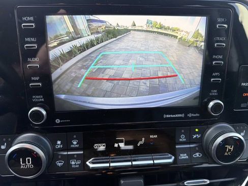 Used 2021 Toyota Highlander XLE FWD image 31