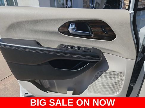 Used 2023 Chrysler Pacifica Limited FWD image 29