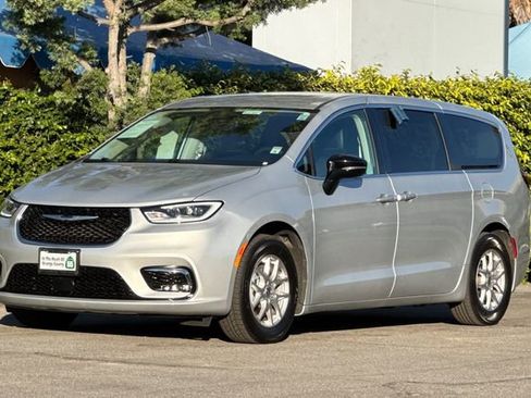 Used 2024 Chrysler Pacifica Touring-L image 8