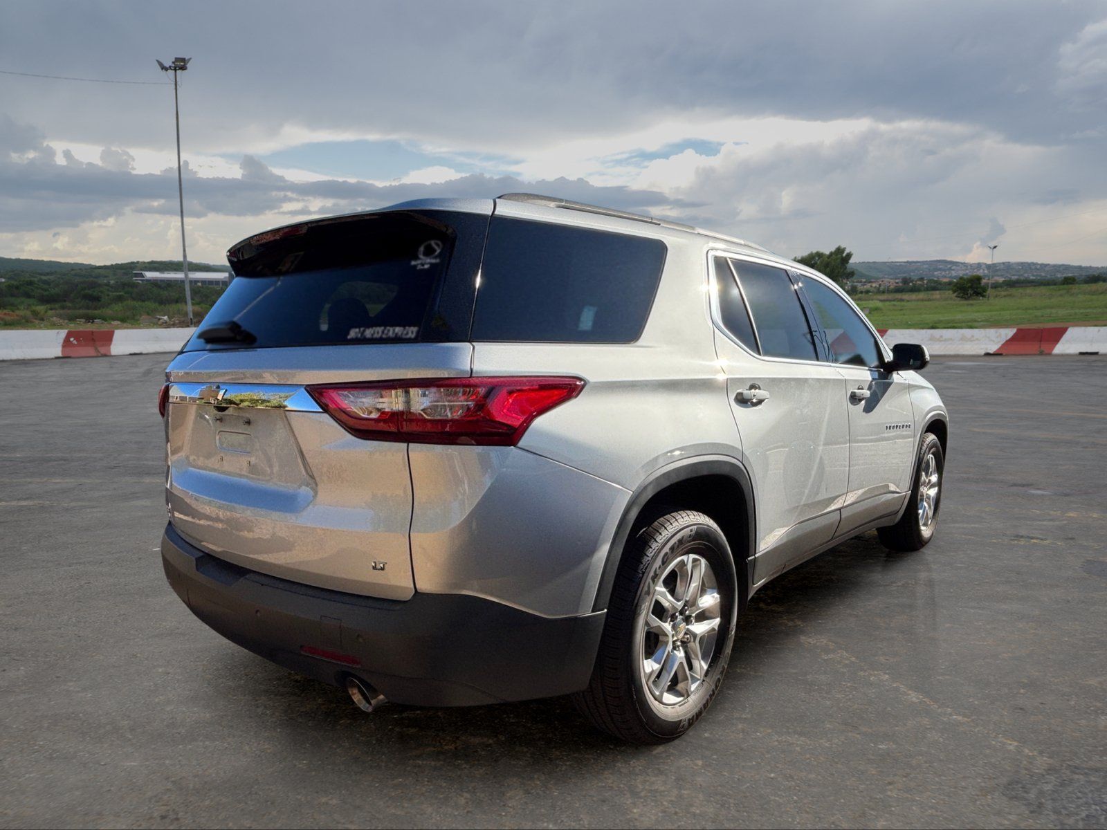 Used 2021 Chevrolet Traverse LT FWD image 3