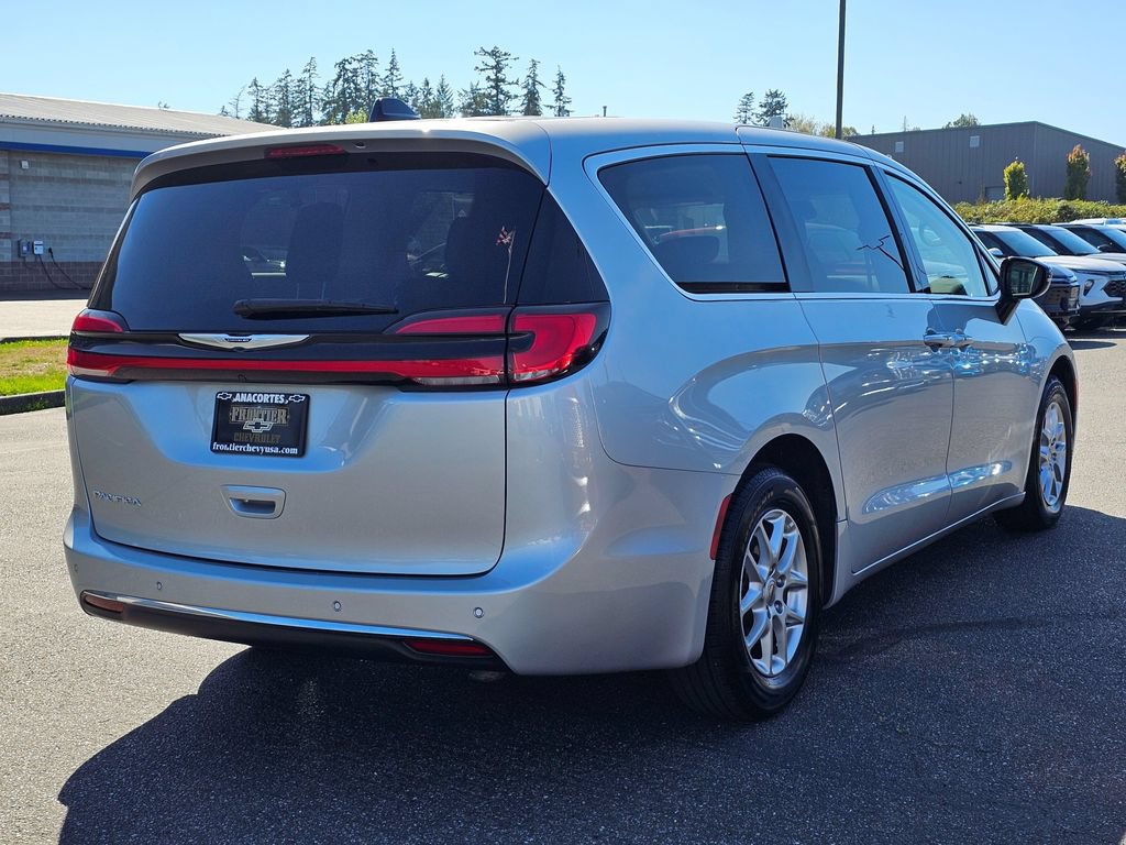 Used 2024 Chrysler Pacifica Touring-L FWD image 3
