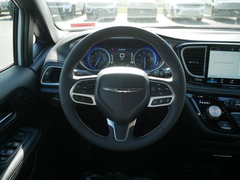 New 2026 Chrysler Pacifica Select image 10