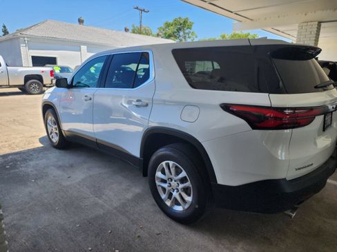 Used 2022 Chevrolet Traverse LS FWD image 2