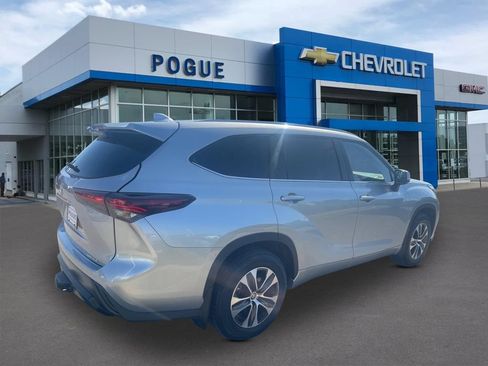 Used 2024 Toyota Highlander XLE AWD/4WD image 3