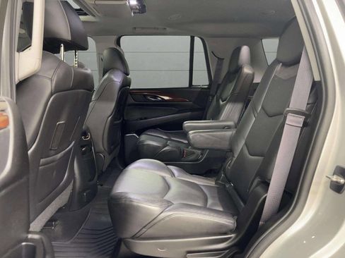 Used 2015 Cadillac Escalade Premium image 16
