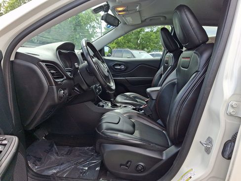 Used 2019 Jeep Cherokee Trailhawk AWD/4WD image 13