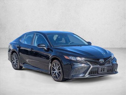 Used 2024 Toyota Camry SE image 3