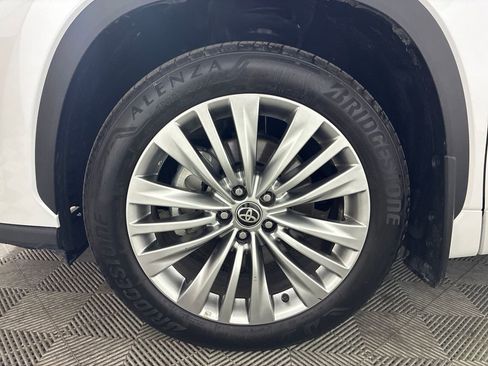 Used 2025 Toyota Highlander Platinum AWD/4WD image 6