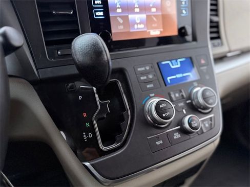 Used 2015 Toyota Sienna LE image 12