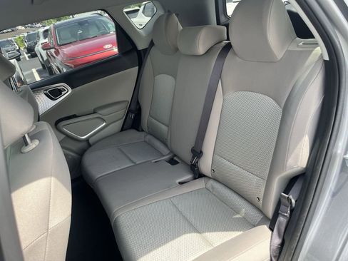 Certified 2025 Kia Soul LX w/ LX Technology Package FWD image 28