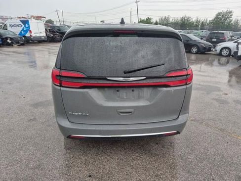 Used 2023 Chrysler Pacifica Touring-L FWD image 4