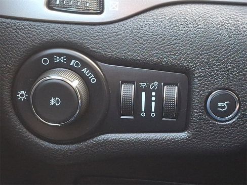 Used 2021 Jeep Cherokee Limited image 23