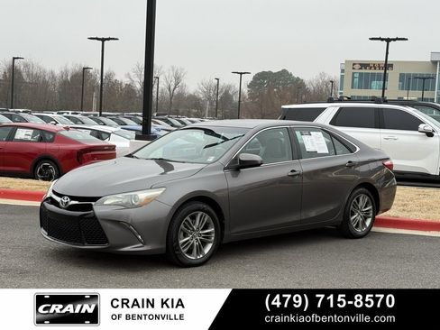 Used 2016 Toyota Camry SE image 3