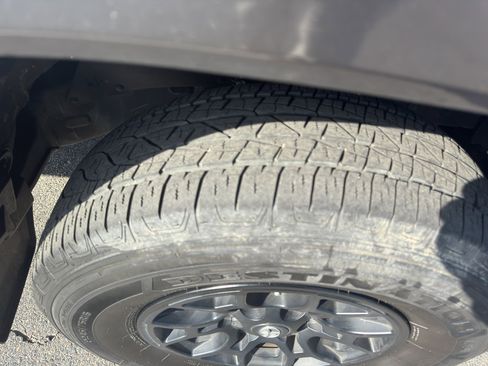 Used 2022 Toyota Tacoma SR5 w/ Technology Package image 7