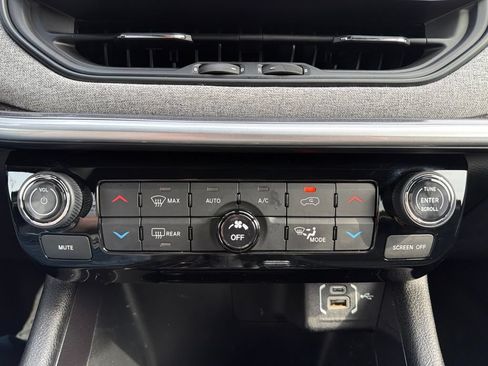 Used 2023 Jeep Compass Latitude w/ Convenience Group AWD/4WD image 24