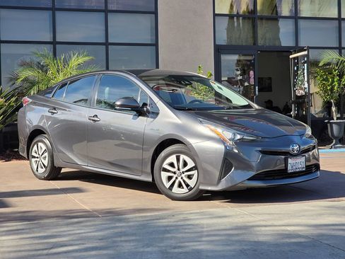 Used 2017 Toyota Prius Two image 3