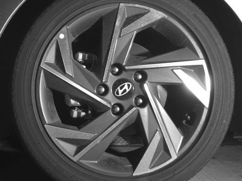 Used 2025 Hyundai Elantra Limited FWD image 12