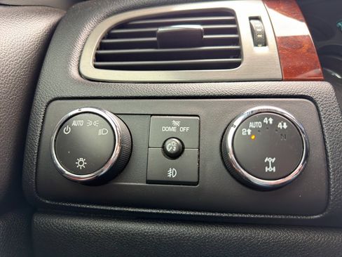 Used 2012 Chevrolet Avalanche LTZ image 24