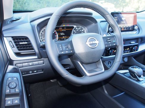 Used 2026 Nissan Rogue SV FWD image 14