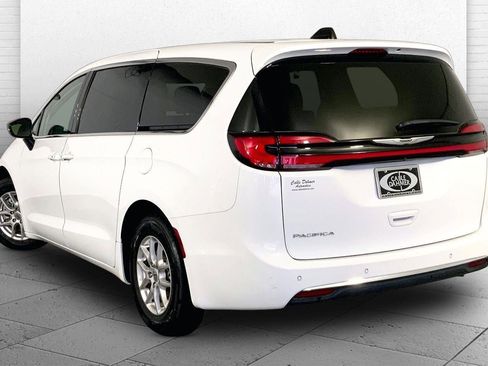 Used 2024 Chrysler Pacifica Touring-L FWD image 11