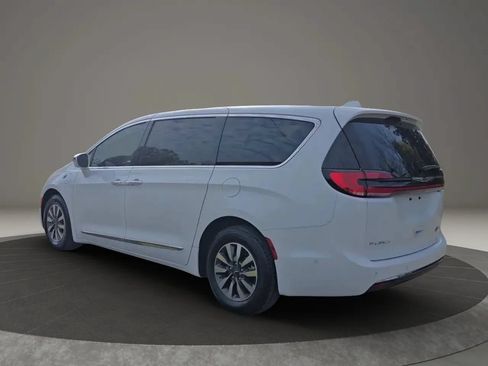 Used 2022 Chrysler Pacifica Limited FWD image 3