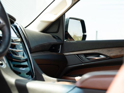Used 2020 Cadillac Escalade Luxury image 16