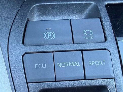 Used 2025 Toyota RAV4 XLE FWD image 30