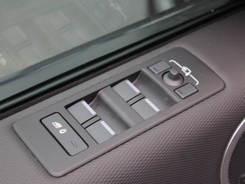 Certified 2025 Land Rover Discovery Dynamic SE image 12