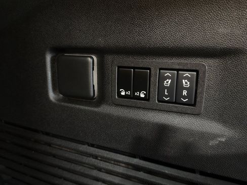 Used 2024 GMC Yukon XL Denali AWD/4WD image 22
