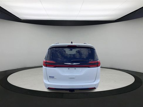 Used 2025 Chrysler Pacifica Pinnacle w/ Trailer Tow Group FWD image 7