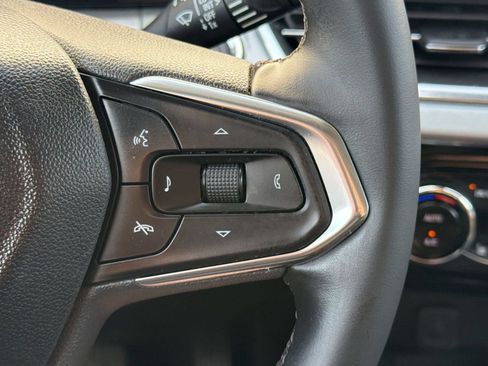 Used 2025 Chevrolet Trax LT w/ LT Convenience Package FWD image 29