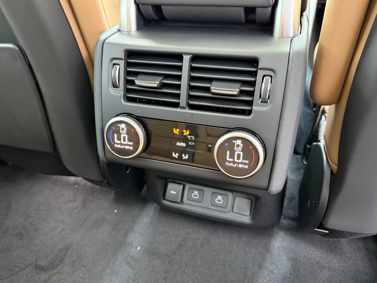 New 2026 Land Rover Discovery Limited Edition AWD/4WD image 17