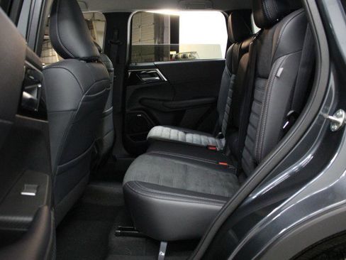 New 2025 Mitsubishi Outlander SE image 24