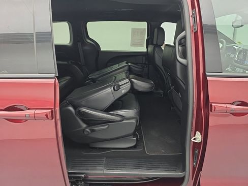 Used 2023 Chrysler Pacifica Touring-L w/ S Appearance Package FWD image 44
