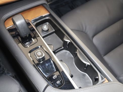 Used 2025 Volvo XC90 B5 Plus w/ Protection Package Premier image 32