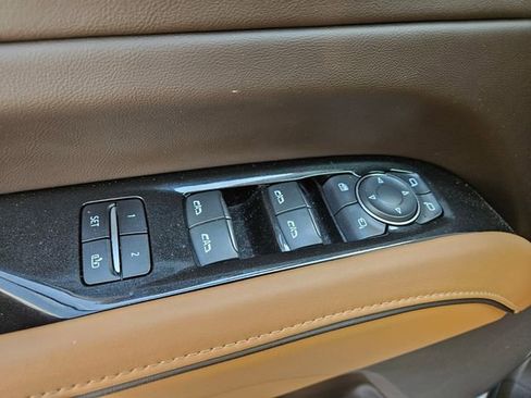 Used 2022 Cadillac Escalade Premium Luxury AWD/4WD image 32