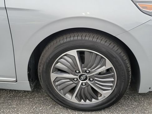 Used 2022 Hyundai Ioniq SE image 4