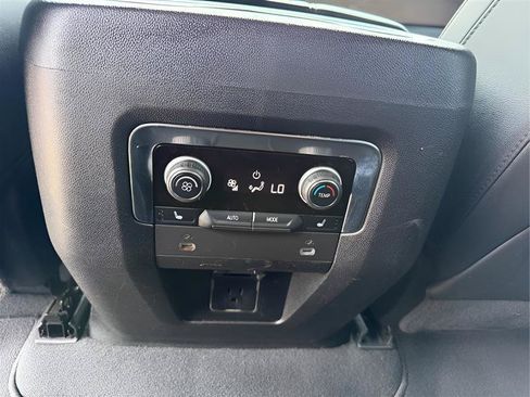 Used 2022 Chevrolet Suburban LT w/ LT Signature Package RWD image 31