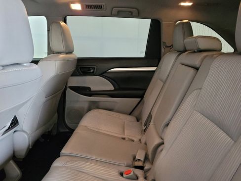 Used 2018 Toyota Highlander Plus AWD/4WD image 18