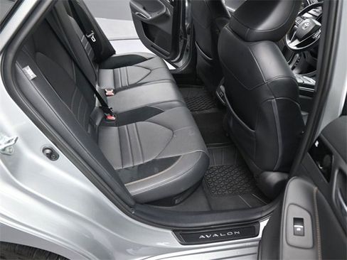 Used 2021 Toyota Avalon XSE image 14