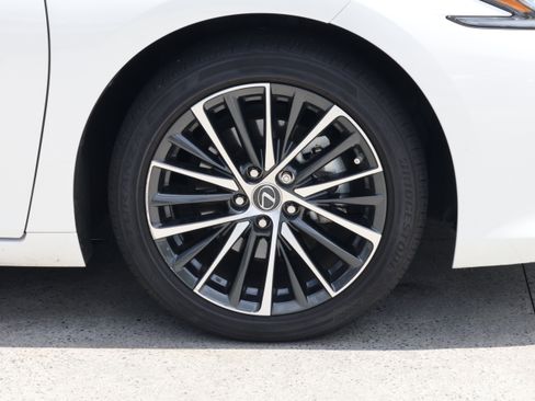 Used 2024 Lexus ES 350 w/ Premium Package FWD image 11