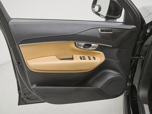 Certified 2023 Volvo XC90 B6 Ultimate w/ Protection Package Premier image 10