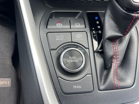 Used 2022 Toyota RAV4 SE image 25